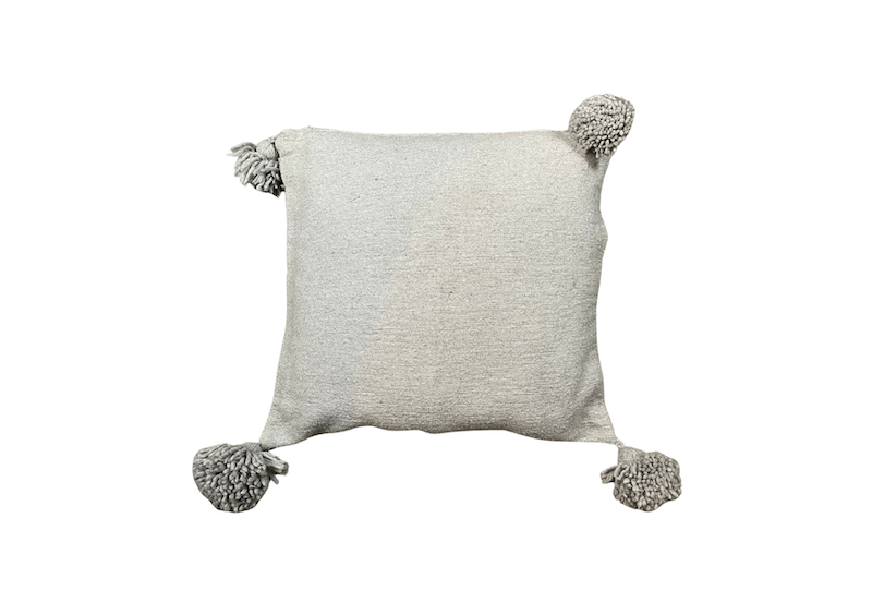 Location coussin gris clair événements, location coussin avec pompons événements, location coussin bohème événements, location décoration événements, location coussin marocain événements