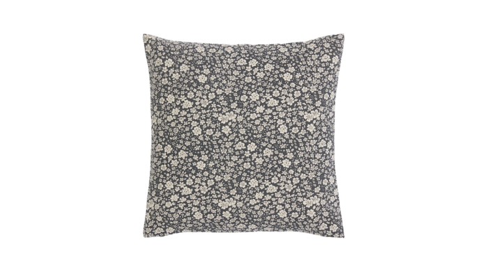 Location coussin noir fleurs événements, location coussin motif fleuri, location décoration événement guinguette