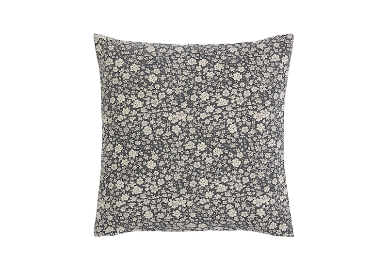 Location coussin noir fleurs événements, location coussin motif fleuri, location décoration événement guinguette