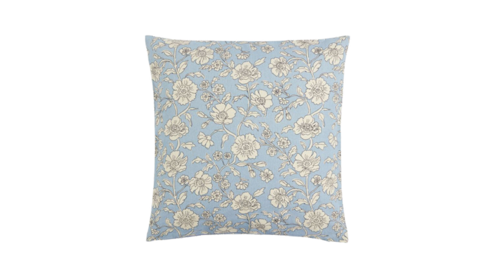 Location coussin bleu fleuri événements, location coussin motif fleuri, location décoration événement guinguette