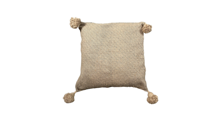 Location coussin beige foncé événements, location coussin avec pompons événements, location coussin bohème événements, location décoration événements, location coussin beige foncé et motif noirs événements