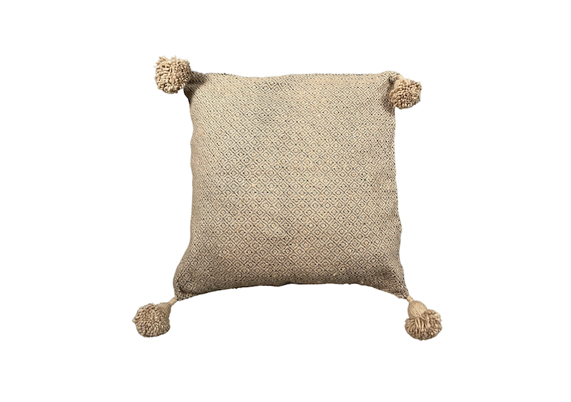 Location coussin beige foncé événements, location coussin avec pompons événements, location coussin bohème événements, location décoration événements, location coussin beige foncé et motif noirs événements