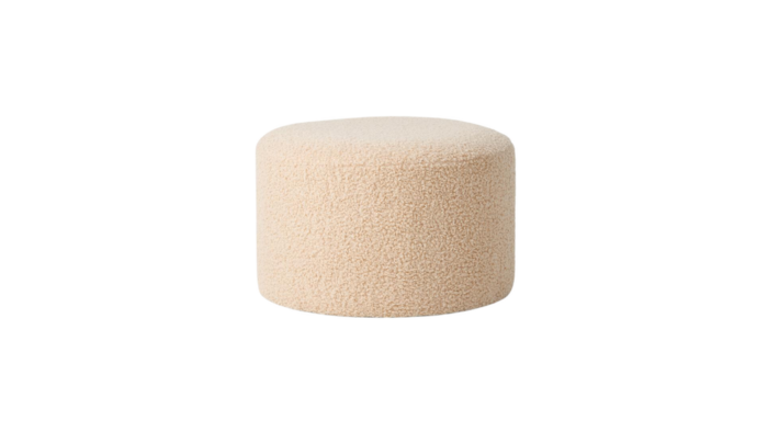 Location pouf bouclette beige événements, location pouf fourrure beige, location décoration hivernale événements, location pouf, location pouf décoration montagne événements