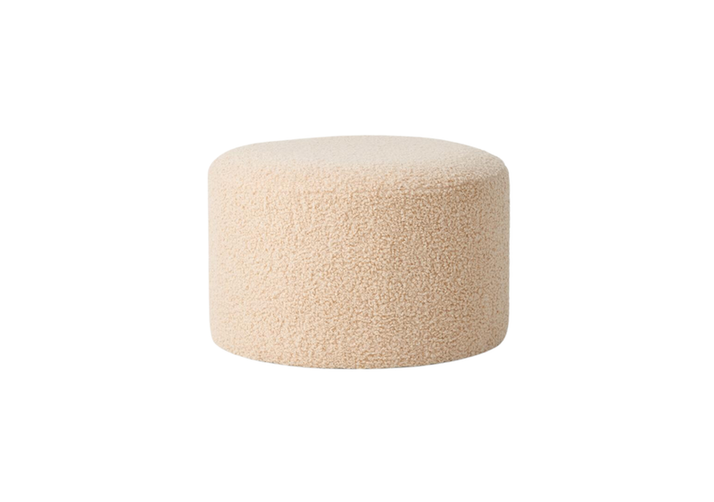 Location pouf bouclette beige événements, location pouf fourrure beige, location décoration hivernale événements, location pouf, location pouf décoration montagne événements