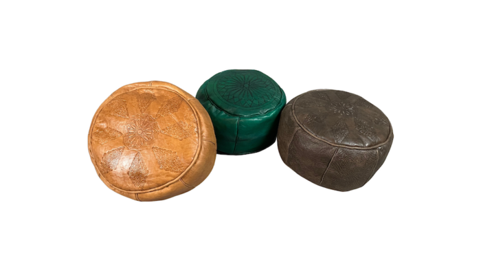 Location pouf cuir rond événements, location pouf marocain, location pouf oriental événements, location pouf en cuir marron événements, location pouf en cuir vert événements, location décoration événement 1001 nuits, location décoration mariage oriental, location décoration événement oriental