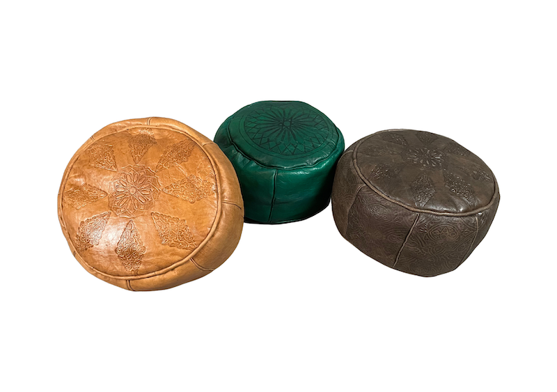 Location pouf cuir rond événements, location pouf marocain, location pouf oriental événements, location pouf en cuir marron événements, location pouf en cuir vert événements, location décoration événement 1001 nuits, location décoration mariage oriental, location décoration événement oriental