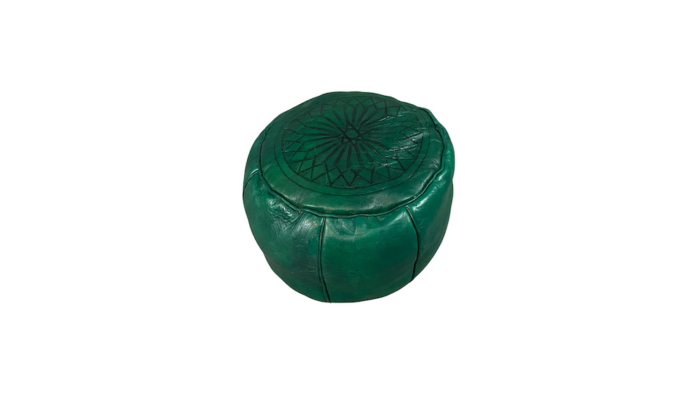 Location pouf cuir rond événements, location pouf marocain, location pouf oriental événements, location pouf en cuir marron événements, location pouf en cuir vert événements, location décoration événement 1001 nuits, location décoration mariage oriental, location décoration événement oriental