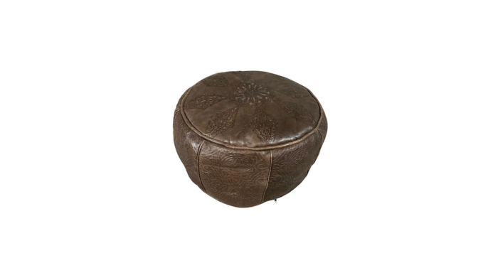 Location pouf cuir rond événements, location pouf marocain, location pouf oriental événements, location pouf en cuir marron événements, location pouf en cuir vert événements, location décoration événement 1001 nuits, location décoration mariage oriental, location décoration événement oriental