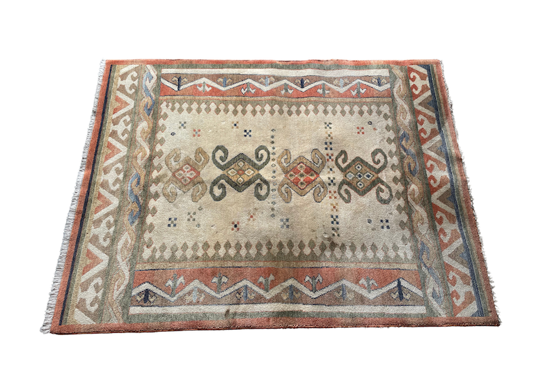 Location grand tapis vinatage, location tapis orient vintage événements, location tapis beige et rose pour les événements, location tapis oriental événements 1001 nuits, décoration mariage oriental, location tapis d'orient vintage