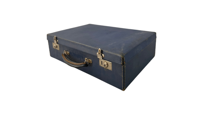 Location valise vintage bleue événements, location décoration vintage événements, location décoration mariages, location décoration thème voyage