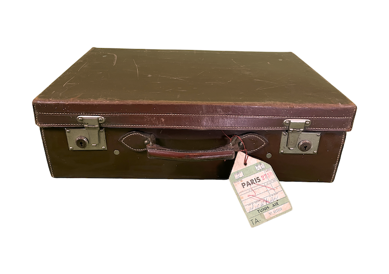 Location valise vintage marron événements, location valise cuir événements, location valises anciennes événements, location accessoires de décoration pour les événéments, location décors sur le thème du voyage pour les événements, location valise événements normandie, location valise événements à Paris, location valise événements en région parisienne