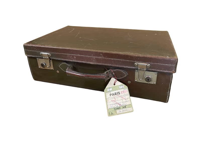 Location valise vintage marron événements, location valise cuir événements, location valises anciennes événements, location accessoires de décoration pour les événéments, location décors sur le thème du voyage pour les événements, location valise événements normandie, location valise événements à Paris, location valise événements en région parisienne